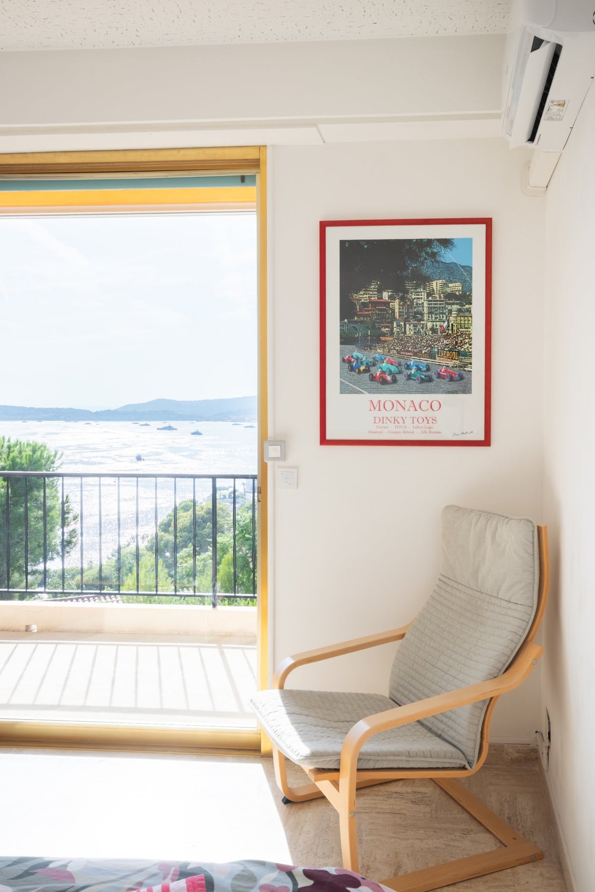 Photographie immobilière Cap-d'Ail : fauteuil et vue mer depuis la chambre
