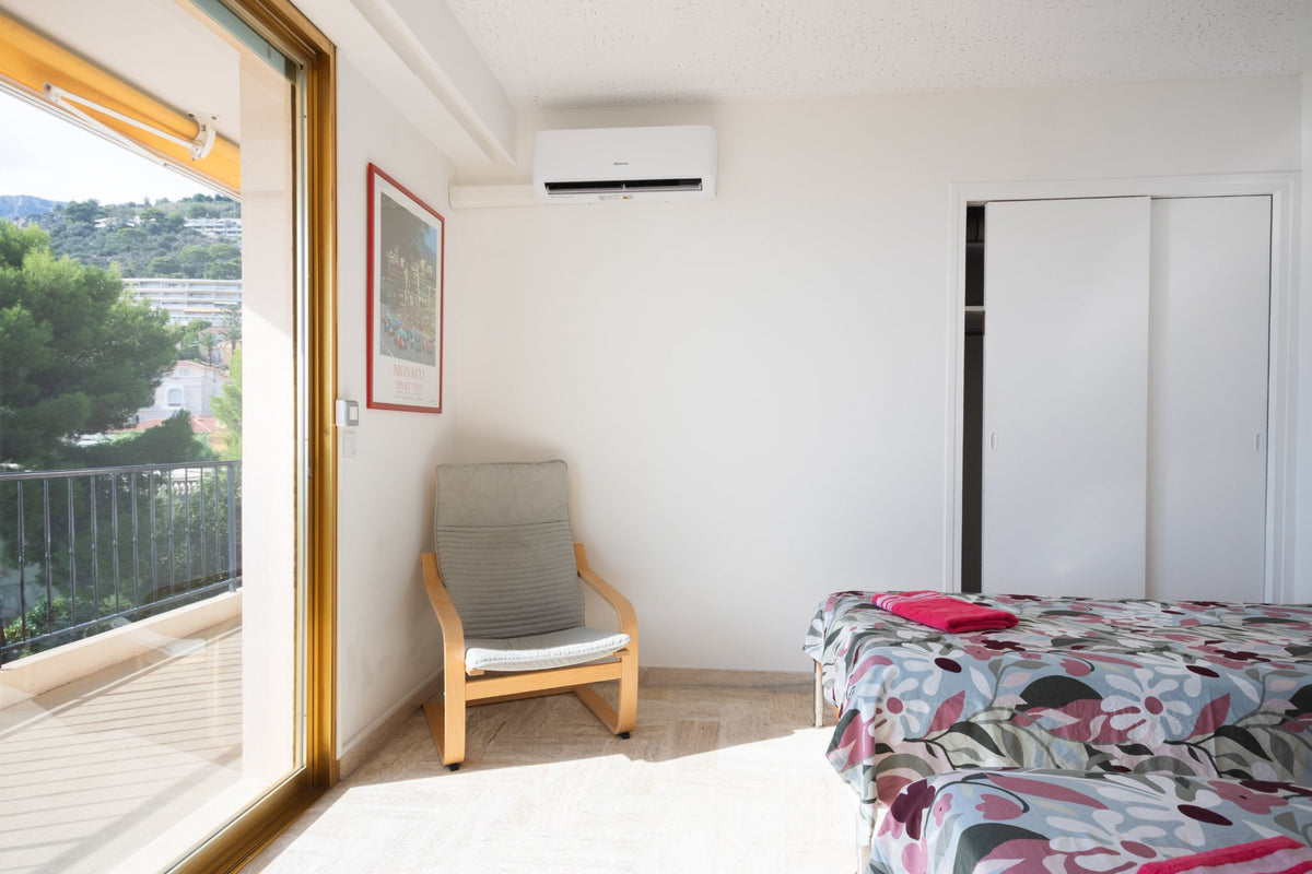 Photographe Airbnb : chambre à deux lits avec placard et terrasse, Cap-d'Ail