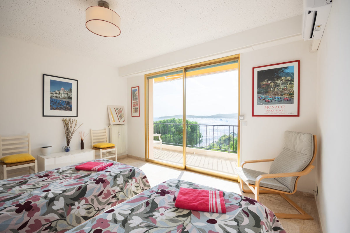 Photographe immobilier Côte d'Azur : chambre à deux lits avec vue mer, Cap-d'Ail