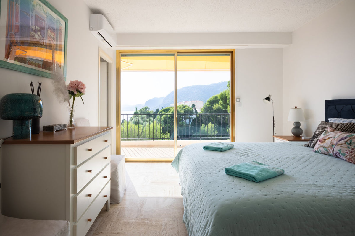 Photographie immobilière : chambre avec vue sur les collines et la mer, Cap-d'Ail