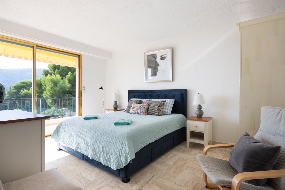 Photographe Airbnb Côte d'Azur : chambre principale avec accès terrasse, Cap-d'Ail
