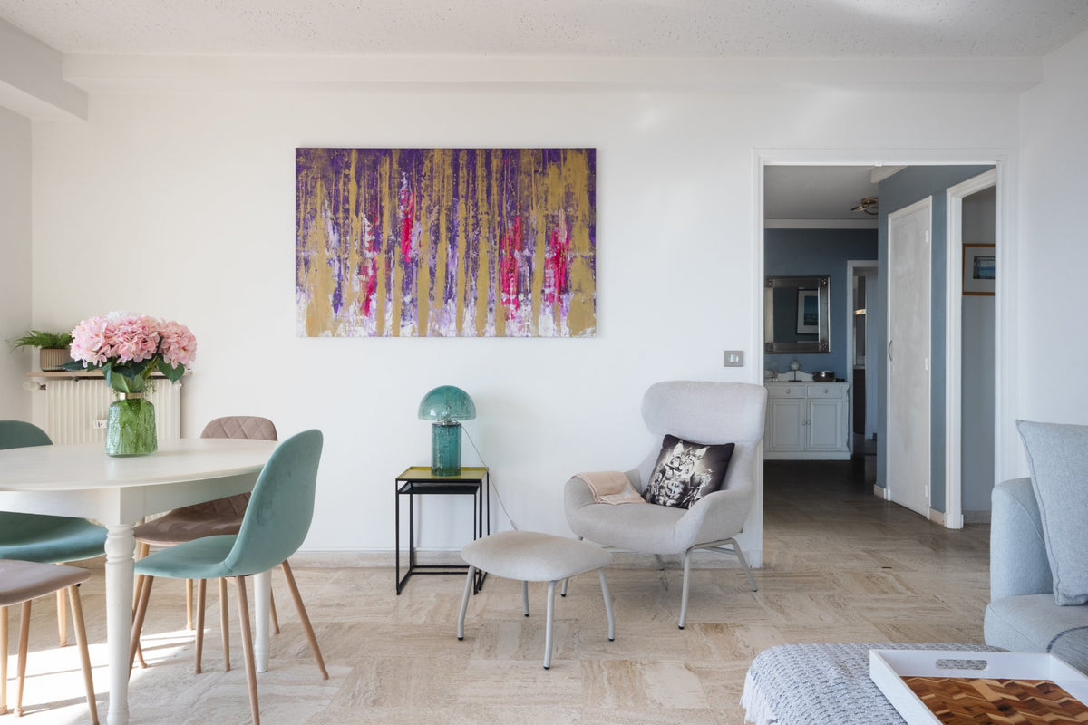 Photographie immobilière : coin salon avec fauteuil et tableau, appartement à Cap-d'Ail