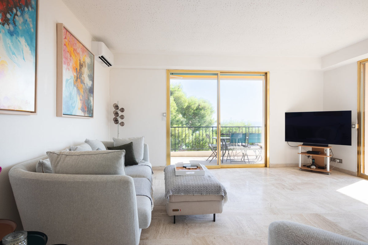 Photographe immobilier Côte d'Azur : salon et accès terrasse, Cap-d'Ail