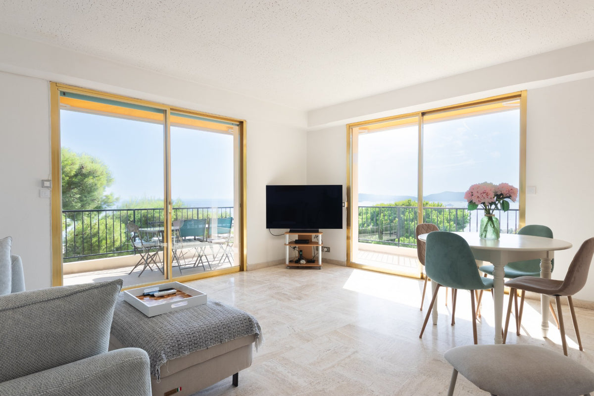 Photographie immobilière Cap-d'Ail : séjour avec deux baies vitrées sur la mer