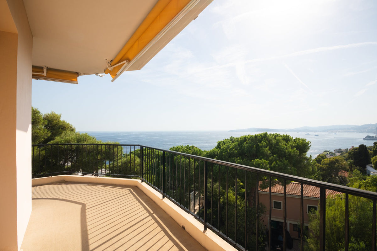 Photographe immobilier Cap-d'Ail : terrasse avec vue sur la baie et les pins