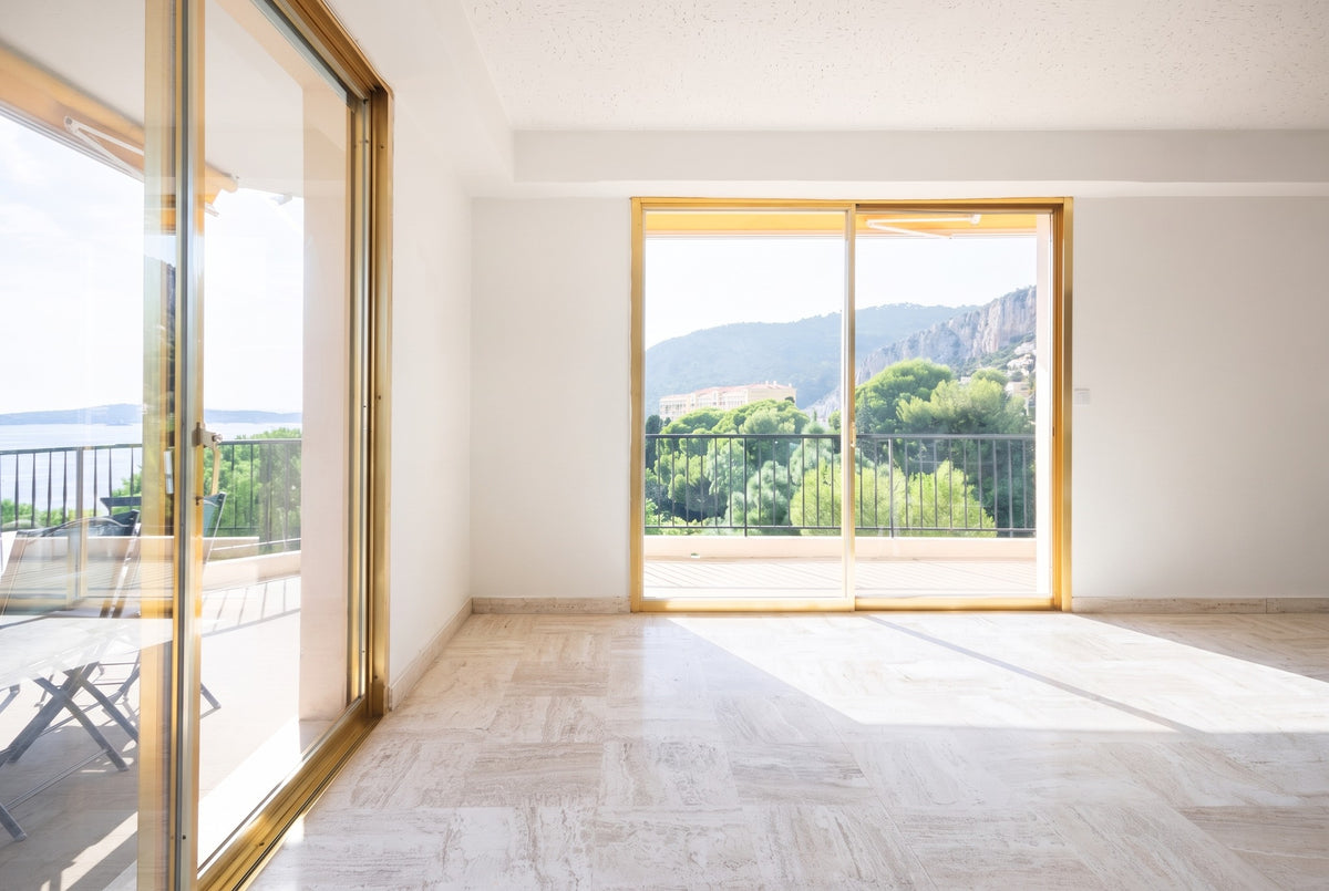 Exemple de home staging virtuel : le même salon vide avant l'ameublement, appartement à Cap-d'Ail