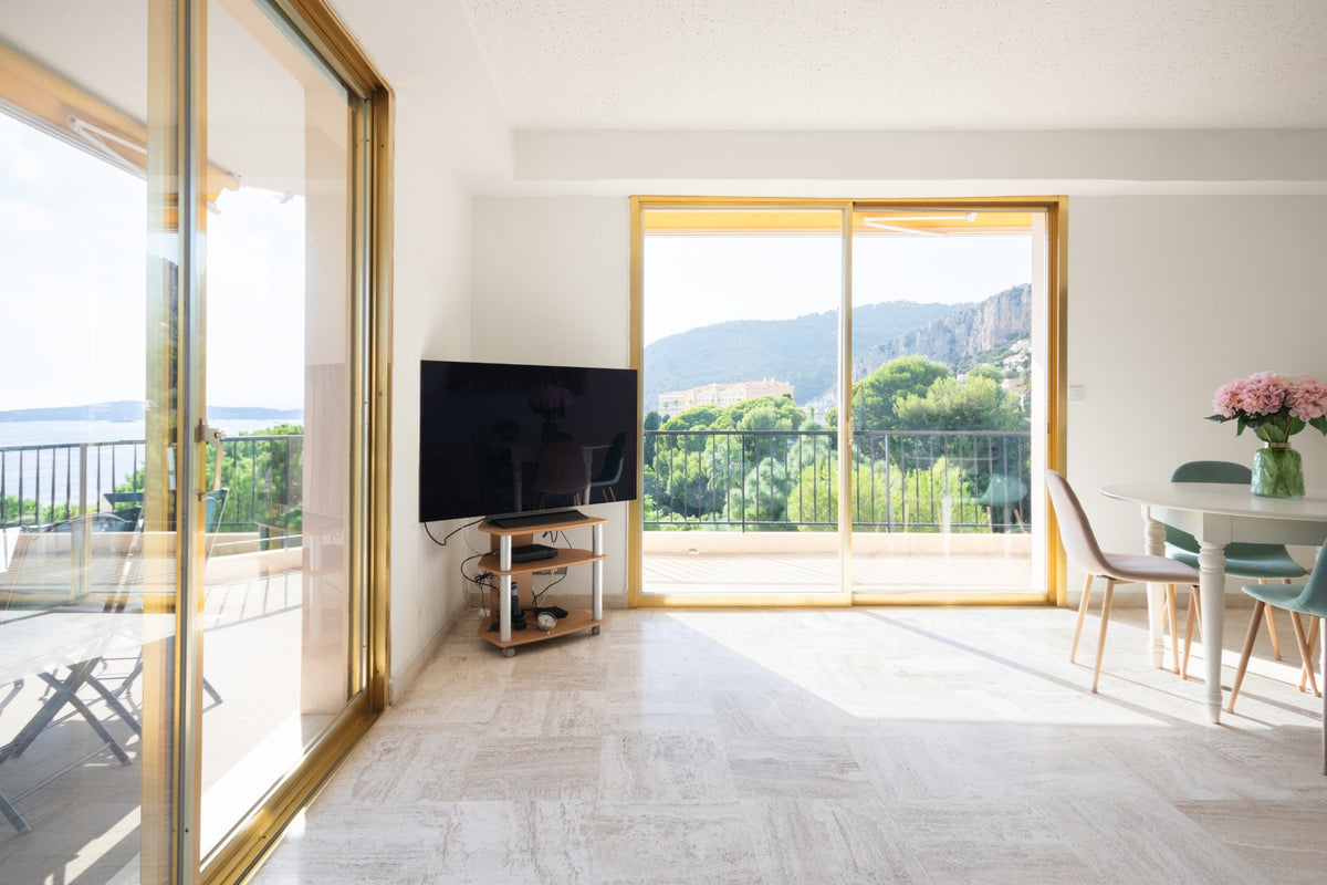 Photographie immobilière : séjour ouvert sur la terrasse, Cap-d'Ail