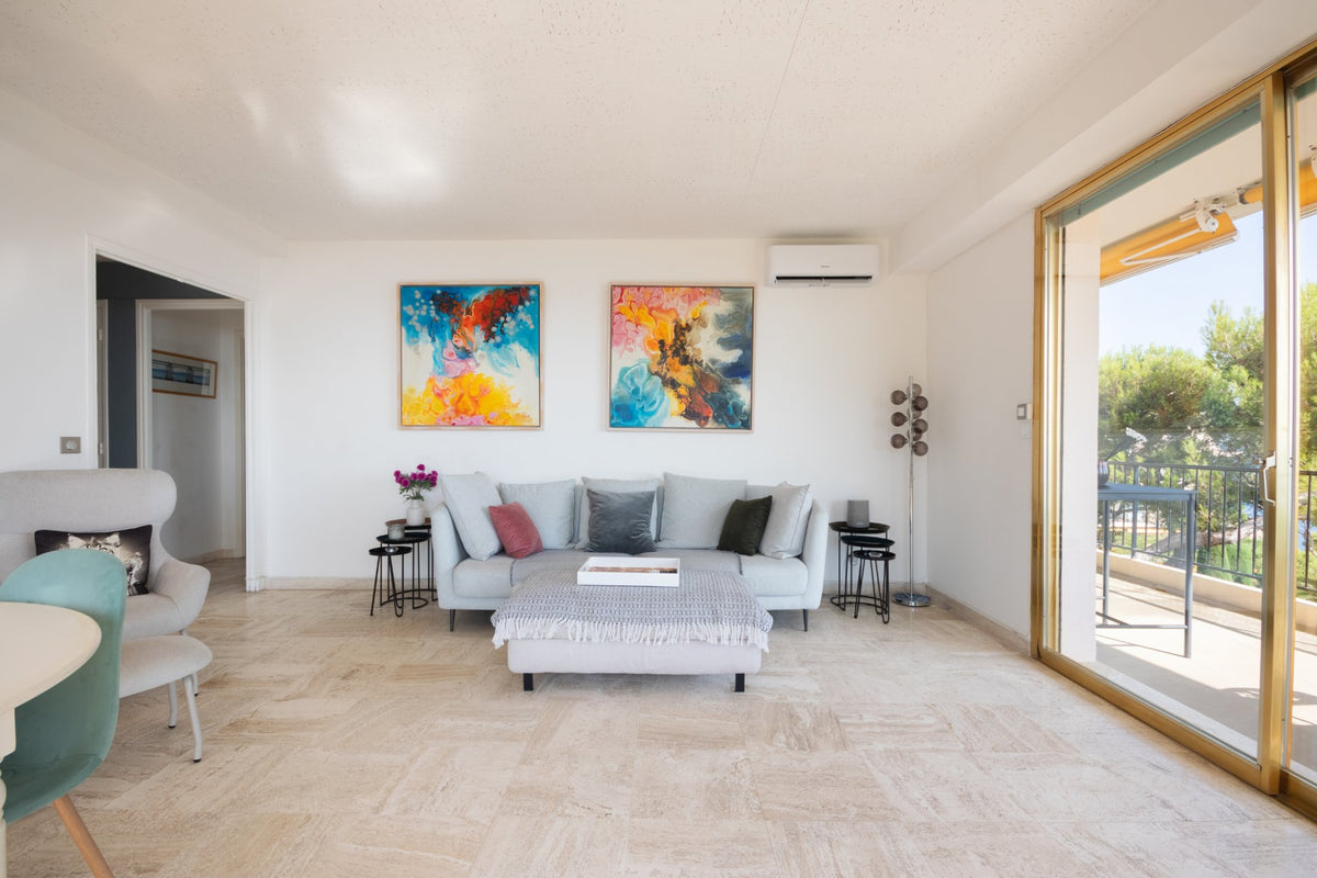 Photographe immobilier Côte d'Azur : séjour lumineux, appartement à Cap-d'Ail