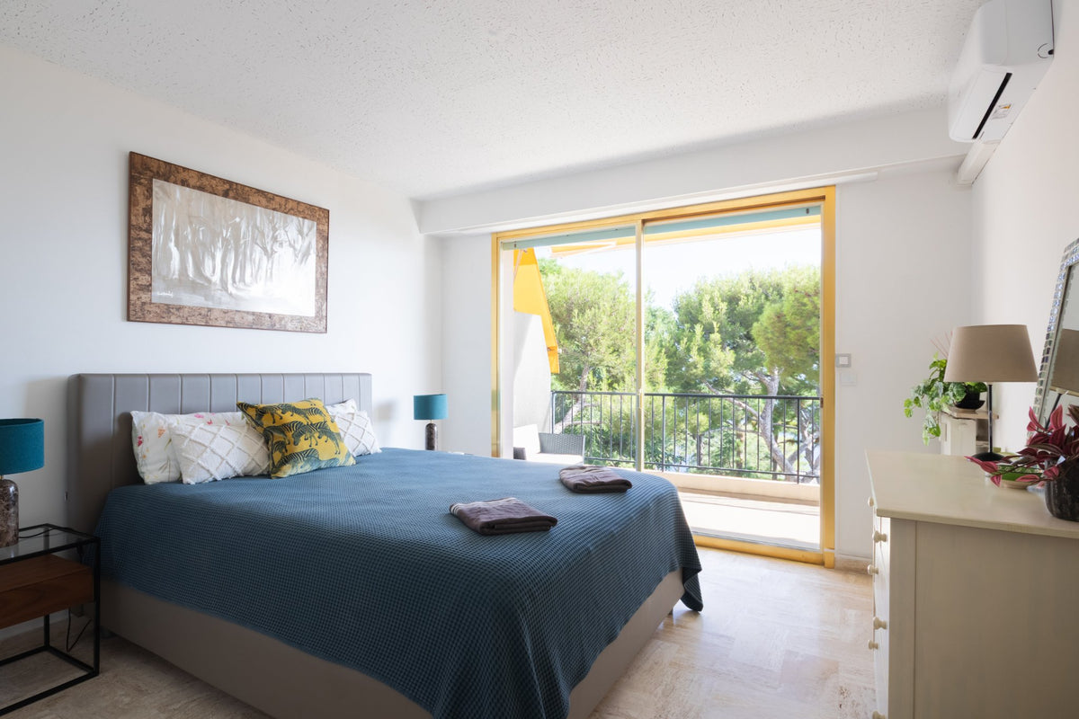 Photographe Airbnb Côte d'Azur : chambre avec terrasse, Cap-d'Ail