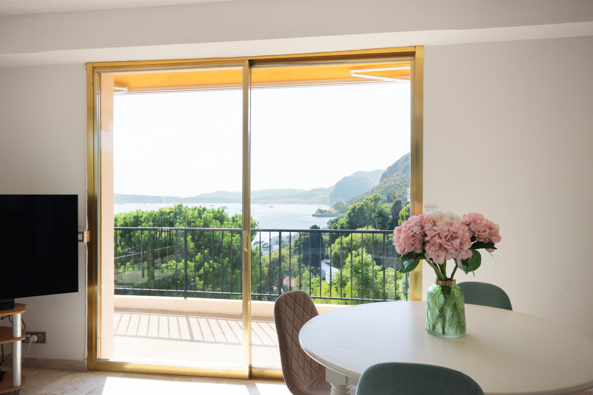 Photographie immobilière Côte d'Azur : salle à manger avec vue mer, Cap-d'Ail