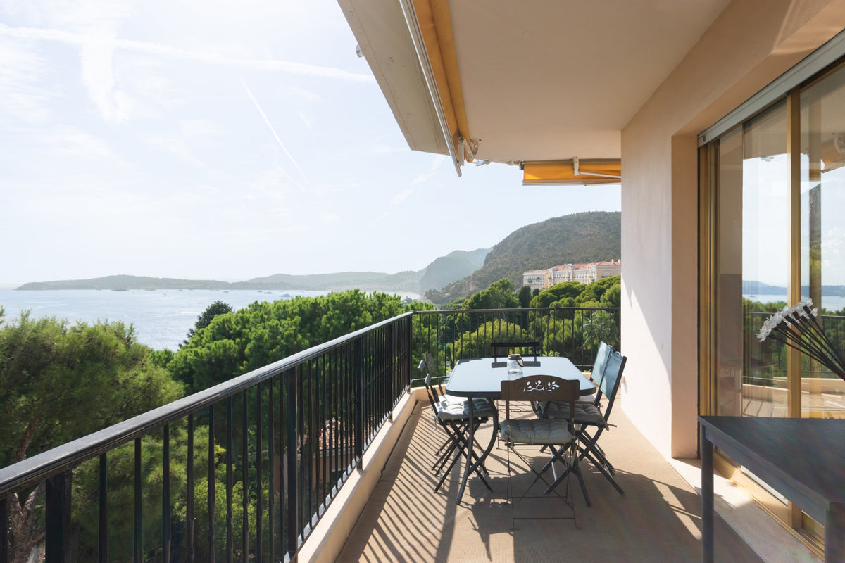 Photographe immobilier Cap-d'Ail : terrasse avec vue mer, appartement Airbnb