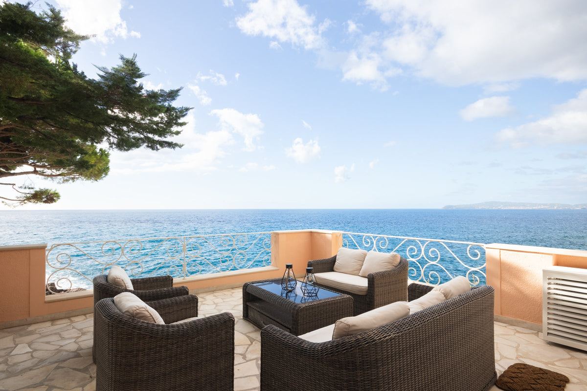 Terrasse en bord de mer avec salon extérieur, villa à Cap-d'Ail