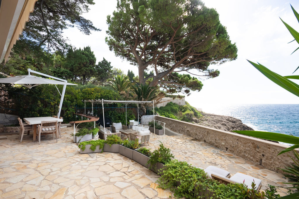 Jardin en terrasse au-dessus de la mer, villa à Cap-d'Ail