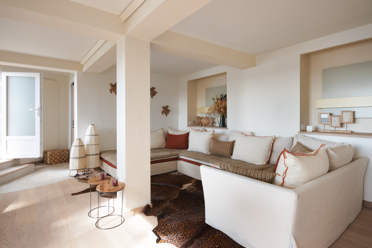 Salon blanc et canapé, villa à Cap-d'Ail