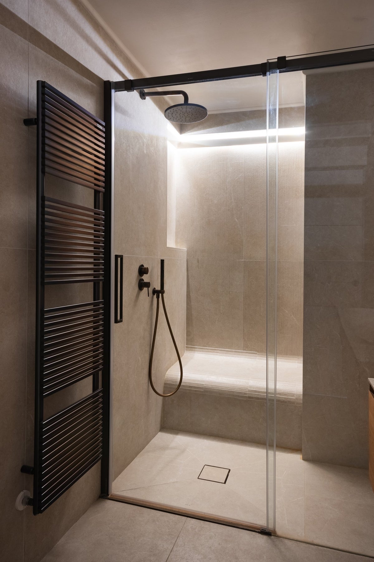 Douche à l'italienne, villa à Cap-d'Ail