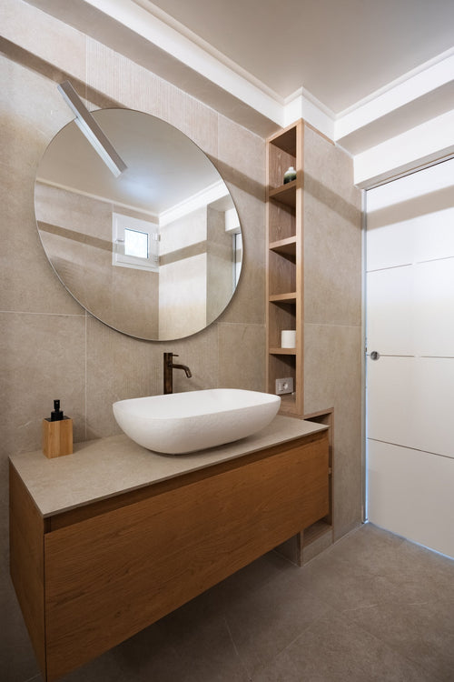 Salle de bain au miroir rond, villa à Cap-d'Ail